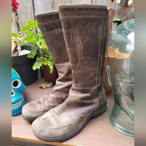 Teva Capistrano Brown Distressed Leather Boots • 12” Zip up • Waterproof • - Picture 7 of 10